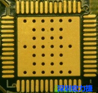 這是最不好的通孔設(shè)計(jì)，貫穿通孔直接擺放于QFN的接地散熱墊上，制造上無(wú)法確保其錫量，也就無(wú)法確保焊接良好。