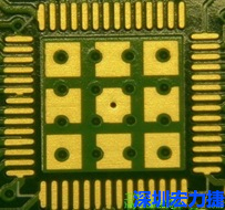 這個(gè)通孔的設(shè)計(jì)勉強(qiáng)可以接受，只剩下正中間一個(gè)通孔沒(méi)有塞孔，而且孔徑也變小了。