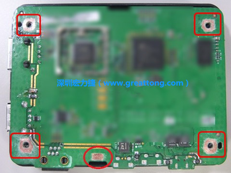 手動去綠漆。使用傳統(tǒng)的刀片去除綠漆后的效果。