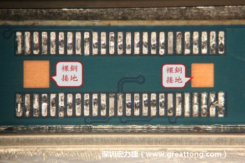 把板對(duì)板連接器全部移除，發(fā)現(xiàn)其下方板子共有兩個(gè)裸銅的方形設(shè)計(jì)。