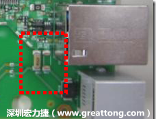 有人認(rèn)為電容旁邊已經(jīng)有螺絲將電路板固定于機(jī)殼上了，不應(yīng)該發(fā)生電路板彎曲的現(xiàn)象才對。
