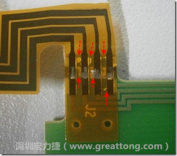這張圖所顯示的，PCBA工廠實(shí)際進(jìn)行HotBar(熱壓熔錫焊接)焊接的時(shí)候，經(jīng)常會(huì)出現(xiàn)這類焊墊之間短路的問(wèn)題，下面的圖示為比較嚴(yán)重的案例，大部分都只有部份溢錫，但這對(duì)品質(zhì)信賴杜已經(jīng)產(chǎn)生了及大的為害，既使現(xiàn)在測(cè)試沒(méi)有出現(xiàn)問(wèn)題，難保在高溫膏濕的環(huán)境下不會(huì)出現(xiàn)電子遷移(Electromigration)的現(xiàn)象。