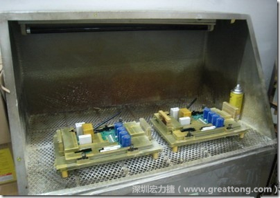 使用噴涂(Spraying)方式作業(yè)conformal coating時(shí)，需設(shè)備抽真空的設(shè)備，否則噴涂的物質(zhì)會飄散到空氣當(dāng)中，影響人體的健康。