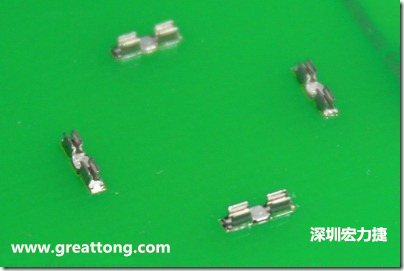 屏蔽夾(SMT shielding clip)焊接于電路板上的樣子。