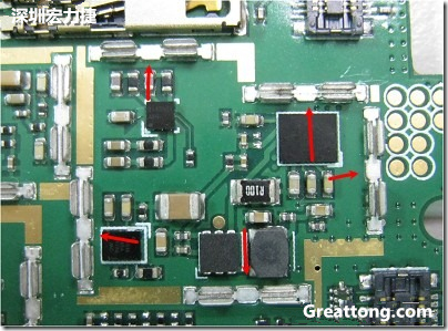圖中顯示一塊電路板使用這種屏蔽夾(shielding clip)的實(shí)例?；旧衔覀?cè)趶澖堑牡胤蕉荚O(shè)計(jì)擺放了一個(gè)屏蔽夾，這樣可以讓作業(yè)員比較方便安裝屏蔽罩(shielding can)時(shí)的對(duì)位準(zhǔn)確。然后在其他沒(méi)有屏蔽夾的地方也設(shè)計(jì)了一些接地的布線，一來(lái)可以稍微提升屏蔽罩的電磁隔絕能力，另一方面也可以為屏蔽夾無(wú)效時(shí)，馬上可以更改為屏蔽框，而無(wú)需要重新設(shè)計(jì)電路板。