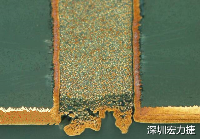 PCB設(shè)計(jì)之導(dǎo)電孔塞孔工藝 導(dǎo)電孔Via hole又名導(dǎo)通孔，為了達(dá)到客戶要求，導(dǎo)通孔必須塞孔，經(jīng)過大量的實(shí)踐，改變傳統(tǒng)的鋁片塞孔工藝，用白網(wǎng)完成板面阻焊與塞孔。生產(chǎn)穩(wěn)定，質(zhì)量可靠。