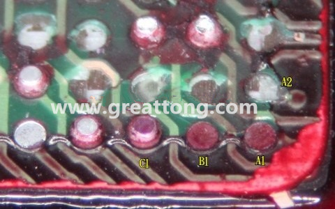 下圖是紅墨水測試后將PCB板子拿回來側(cè)一個角度拍攝的照片，就可以很清楚的看到錫球黏在PCB端，或不在PCB端。