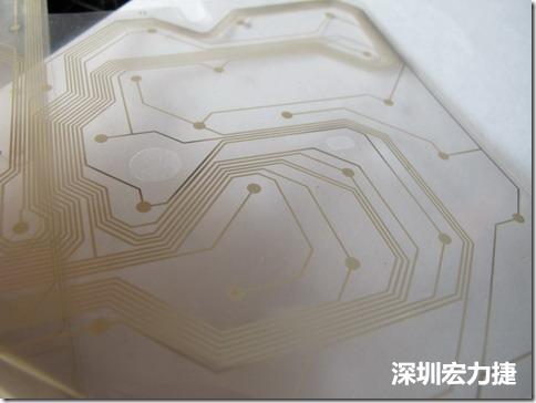 下面第二個(gè)圖則是另一片也有著按鍵線路的PTF，當(dāng)上、下兩面PTF的按鍵結(jié)點(diǎn)互相接觸后就可以計(jì)算出是哪個(gè)按鍵被按下了?？墒钱?dāng)按鍵沒有按下時(shí)，上下兩片PTF的線路則是分開的，所以上圖那片PTF的線路上面其實(shí)還另外覆蓋了另一層透明的PET作為絕緣層，只露出了需要在鍵盤按下時(shí)才會(huì)碰觸的接觸點(diǎn)，因?yàn)檫@些材質(zhì)使用的都是Polymer，所以才撐這樣的技術(shù)為Polydome(聚合簧片)。