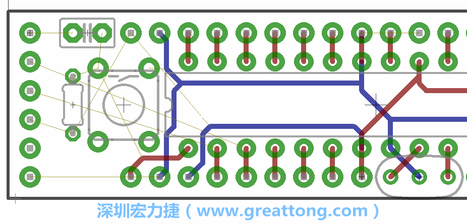 到目前為止，你應(yīng)該只剩下四個(gè)部分還未進(jìn)行布線，10K重置上拉電阻器、重置電容和1×6的序列排針。