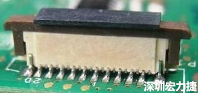 一開始的 connector 把 塑膠蓋子(cap) 塞到了 connector 的接觸彈片內(nèi)側(cè)。