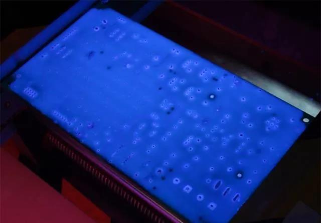 經(jīng)過涂覆工藝后的PCB，在紫光燈下的拍攝效果，原來coating也可以這么美！