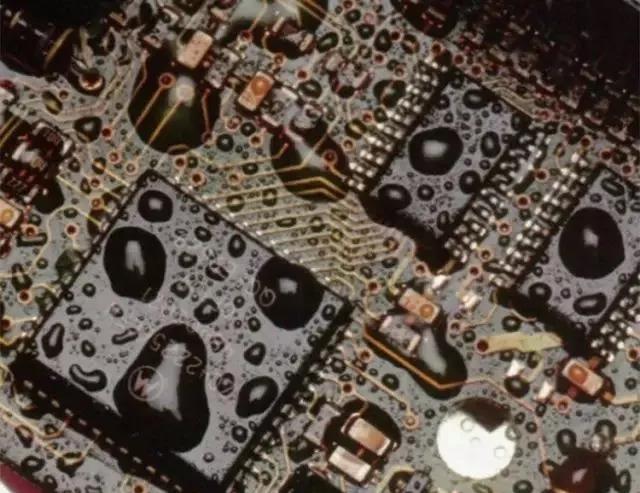 經(jīng)過涂覆工藝后的PCB，在表面形成透明的保護(hù)膜，能有效防止水珠和潮氣侵入，避免漏電和短路。