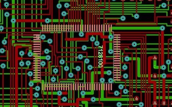 圖1：兩種PCB模型的部分電路。頂圖：傳統(tǒng)設(shè)計(jì)版本。